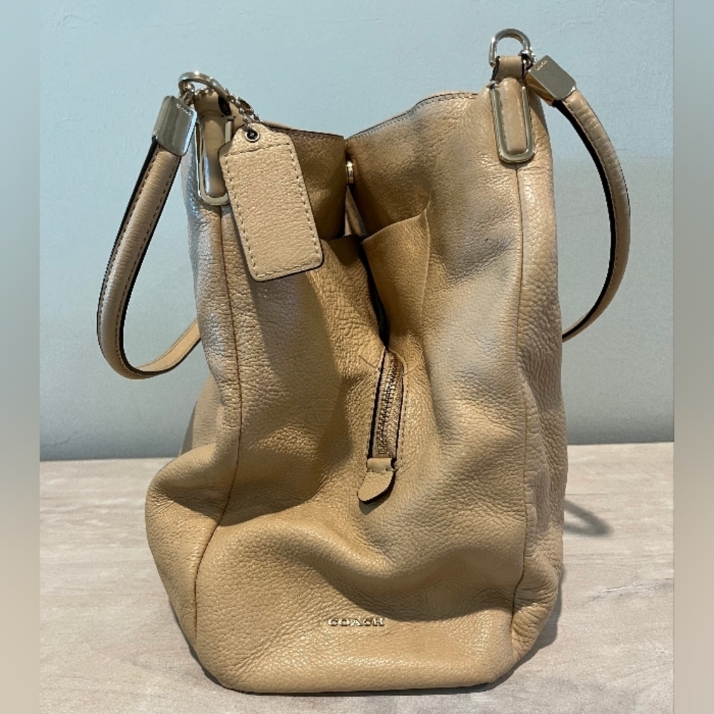 Coach Pebbled Tan‎ Leather Madison Phoebe 3 Compartment Bag Like New Cond… - Picture 3 of 16